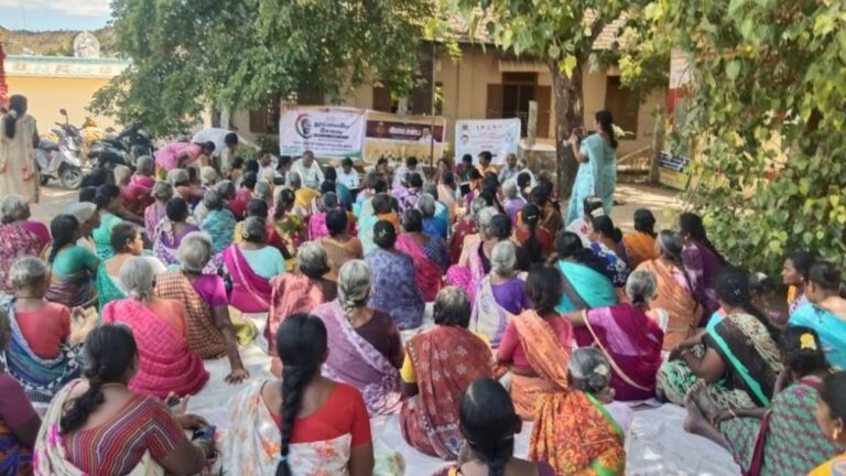సీఆర్డీఏ కమిషనర్ పై రైతుల ఆగ్రహం