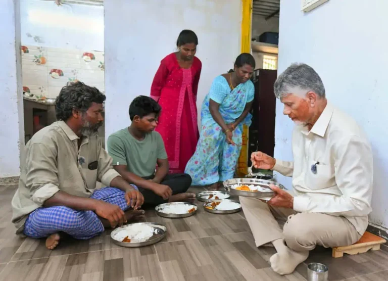 చేపల పులుసు పెట్టి.. మత్స్యకారులను ఫిదా చేసిన చంద్రబాబు