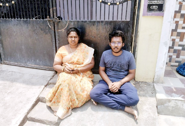 భర్త ఇంటి ముందు భార్య, కుమారుడి నిరసన