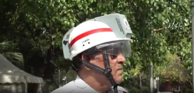 విపరీతమైన వేసవి వేడి మధ్య ఢిల్లీ ట్రాఫిక్ పోలీసులు ఏసీ హెల్మెట్లను పరీక్షించారు