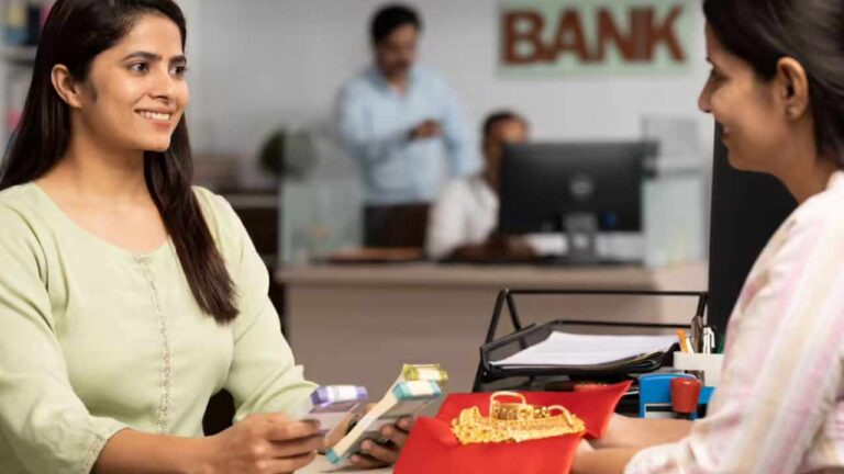 Gold Loan Surge: అత్యవసరంలో గోల్డ్ లోన్ల వైపు పరుగులు.. అసలు కారణం ఇదే!