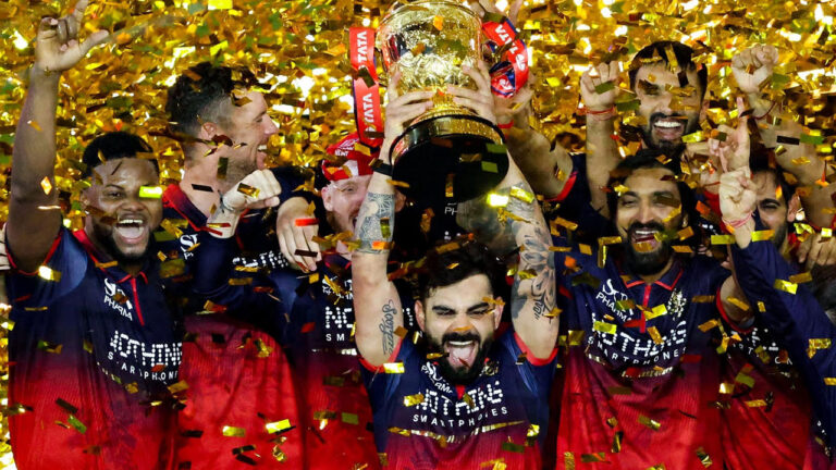 RCB గెలిచింది.. పొట్టు పొట్టు కొట్టుకున్నారు.. వైరల్ వీడియో