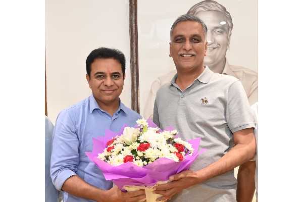 పవర్ ఆప్టిక్స్: హరీష్ రావు పుట్టినరోజు సందర్భంగా కేటీఆర్ను పరామర్శించారు