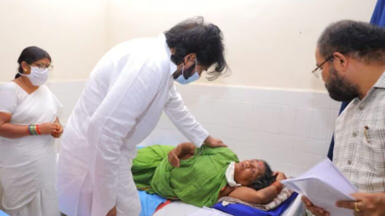 విశాఖలో పవన్ కల్యాణ్ పరామర్శ | డిప్యూటీ సీఎం పవన్ కళ్యాణ్ విశాఖపట్నంలోని కిమ్స్లో క్షతగాత్రులను పరామర్శించారు