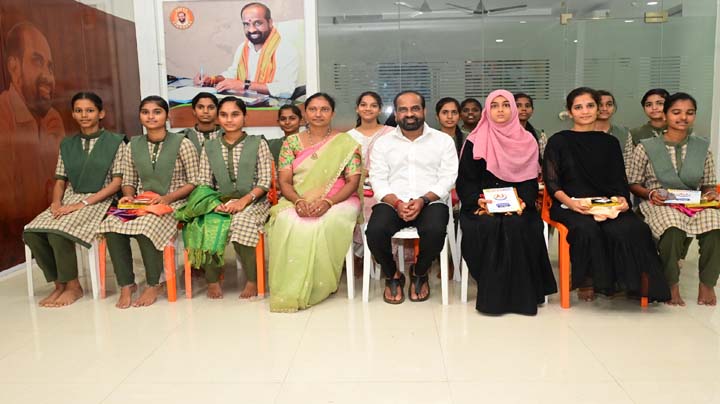 ట్రిబుల్ ఐటీలో సీట్లు సాధించిన బిఎస్సార్ మున్సిపల్ విద్యార్థులకు మంత్రి అభినందనలు