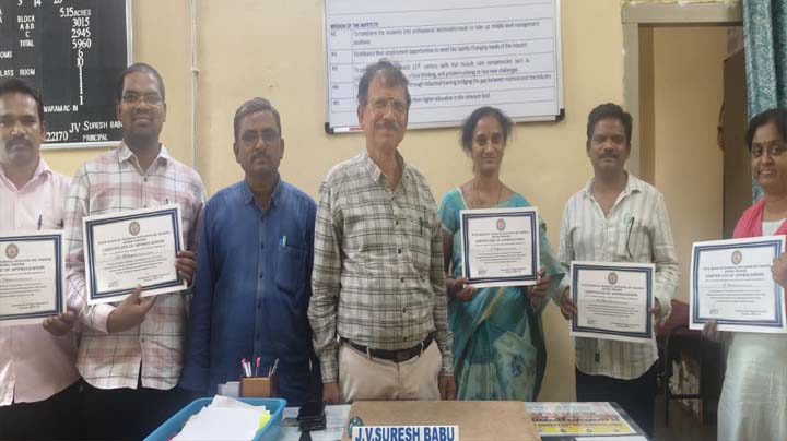 ప్రశంసా పత్రాల బహుకరణ… ప్రభుత్వ పాలిటెక్నిక్ కళాశాల ప్రిన్సిపాల్ సురేష్ బాబు