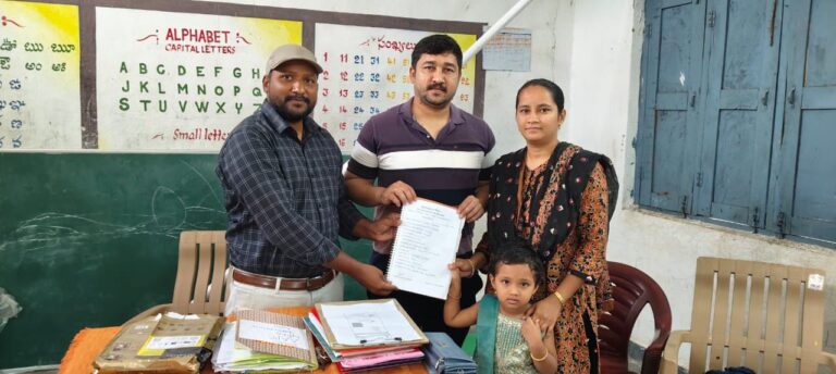 ప్రభుత్వ పాఠశాలలో అడ్మిషన్ తీసుకున్న ప్రభుత్వ ఉపాధ్యాయుని