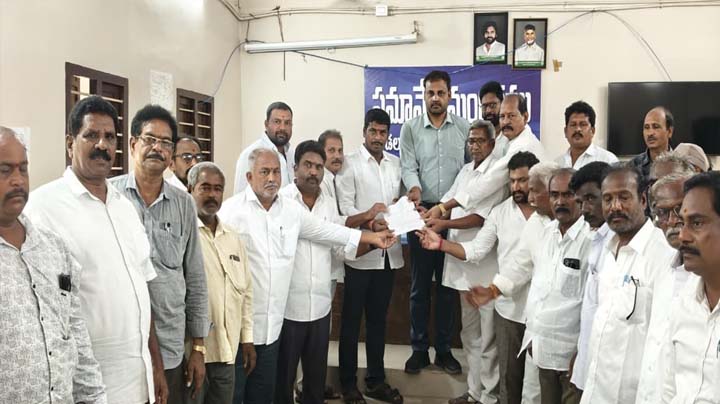 రైతులకు సకాలంలో నాణ్యమైన వరి విత్తనాలు, ఎరువులు పంపిణీ చేయాలి