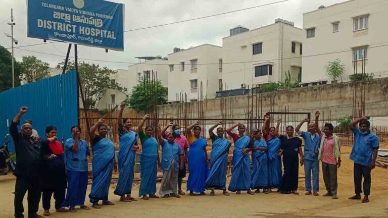 కార్మికుల నిరసన | మాకు జీతాలు ఇవ్వడం లేదు.. రంగారెడ్డి జిల్లా దవాఖానలో కార్మికుల ఆందోళన-Namasthe Telangana