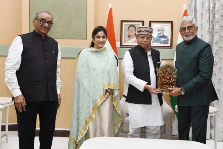 తెలంగాణ గవర్నర్తో పద్మశ్రీ అవార్డు గ్రహీత మురళీమోహన్ భేటీ అయ్యారు