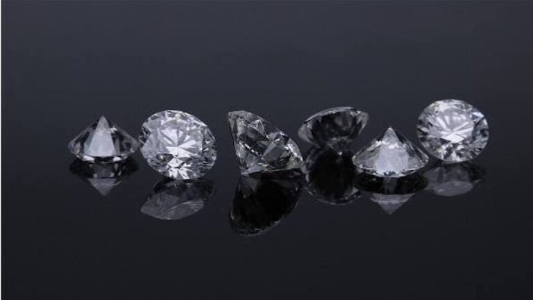 Lab Grown Diamonds: లక్ష రూపాయల విలువైన డైమండ్ ఇప్పుడు రూ.20 వేలకే లభ్యం..! | దేశంలో ల్యాబ్లో పెరిగిన వజ్రాల ధరలు గణనీయంగా పడిపోయాయని ఆభరణాల వ్యాపారులు పేర్కొంటున్నారు.