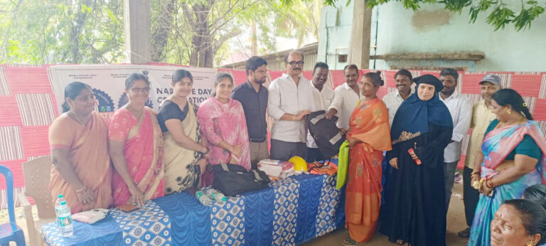 పారిశుధ్య కార్మికులకు పీపీ కిట్ల పంపిణీ