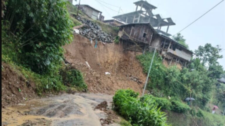Land Slde : కొండచరియలు విరిగిపడి నలుగురు మృతి