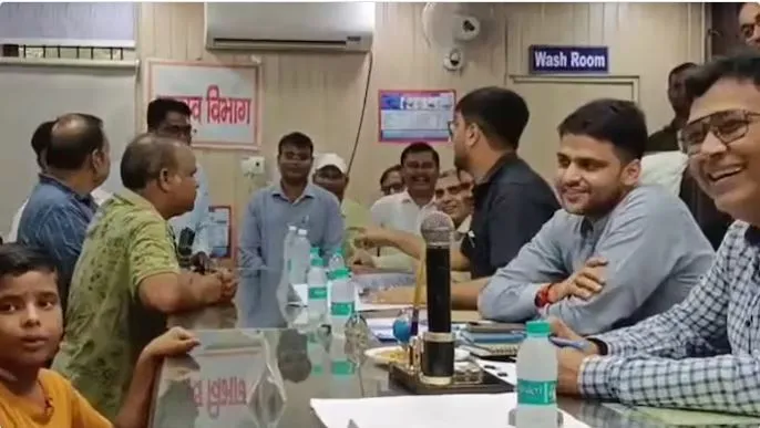 కమీషన్ ఇస్తేనే పనిచేస్తారా.. 13 ఏళ్ల బాలుడి ప్రశ్నకు కలెక్టర్ నోటి మాట రాలేదు.. ఏంట కథ