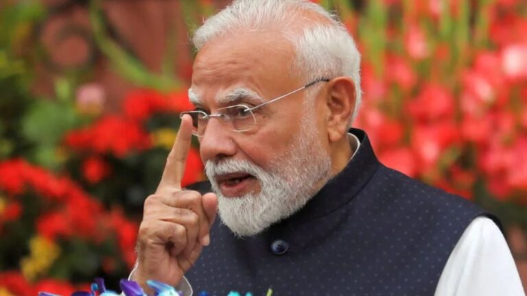 అటు కాక్రోచ్ లు.. ఇటు రైతులు.. మోడీకి ఏంటి తలనొప్పులు