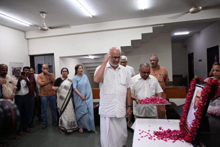 వి.ఎస్. అచ్యుతానందన్ కు ఘన నివాళి
