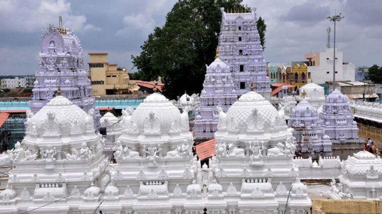 వేములవాడకు తండ్రి 7 లక్షల విరాళం.. తిరిగివ్వాలని కూతుళ్ల