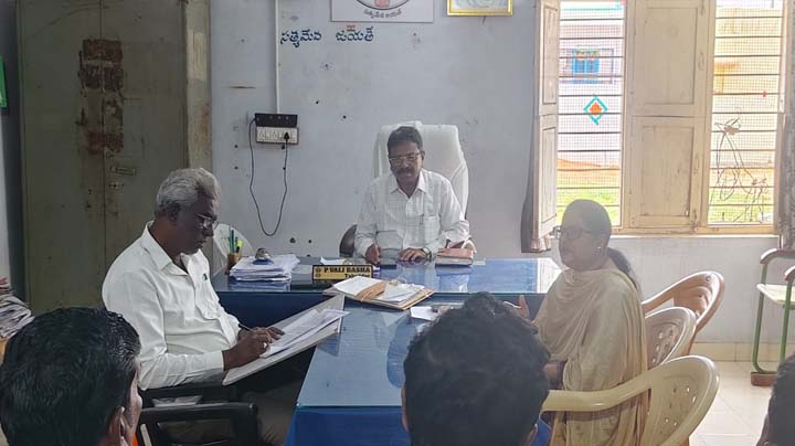 ప్రభుత్వం నిర్ణయించిన ధరలకే సరుకులు పంపిణీ చేయాలి