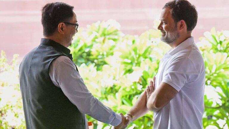 రాహుల్ గాంధీ, కిరణ్ రిజిజు లోక్సభ వరుస తర్వాత స్నేహపూర్వక క్షణాన్ని పంచుకున్నారు